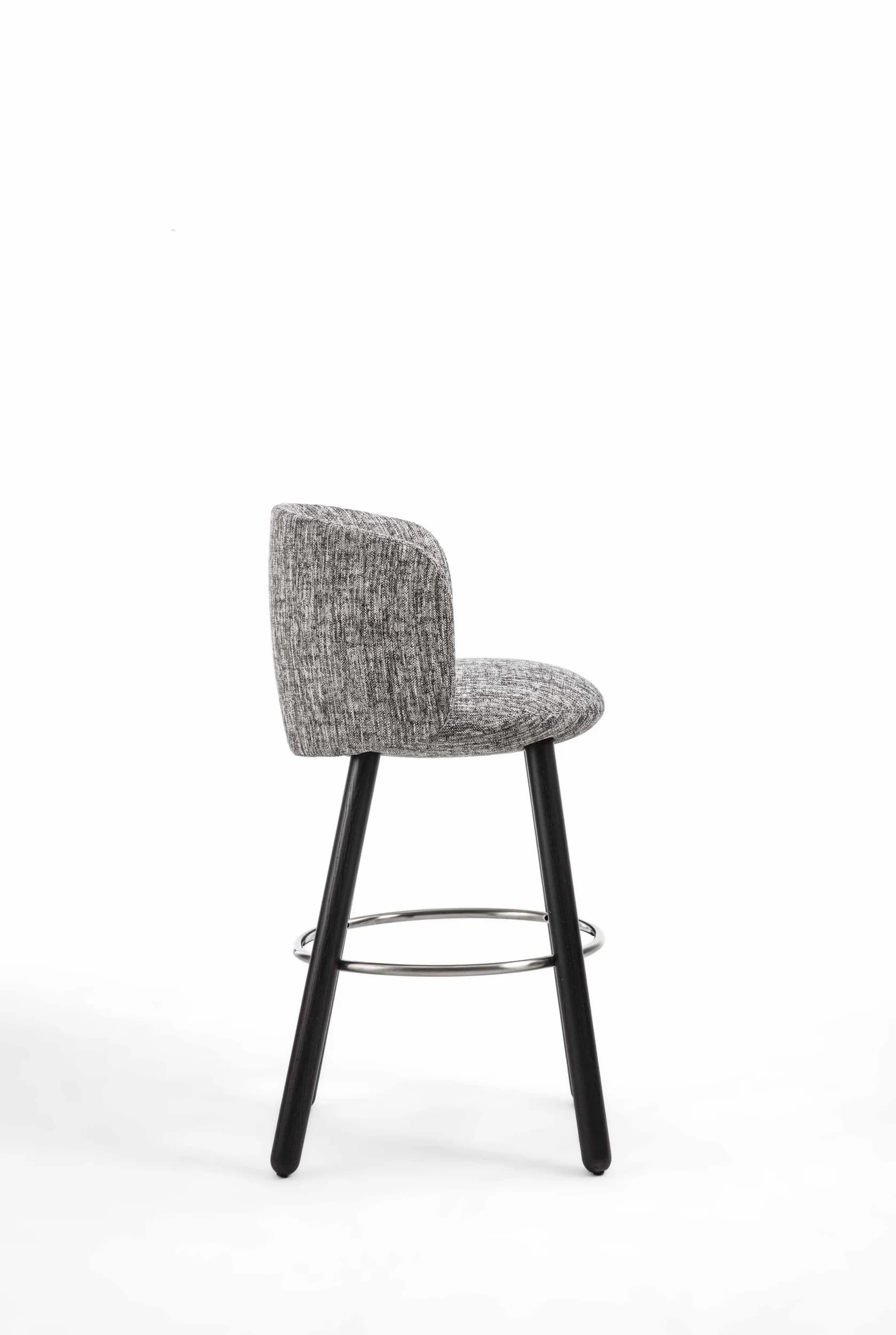Sgabello con gambe Dune - vista tre quarti